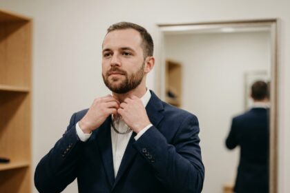 Mariage homme en costume ajusté ajustant sa chaîne