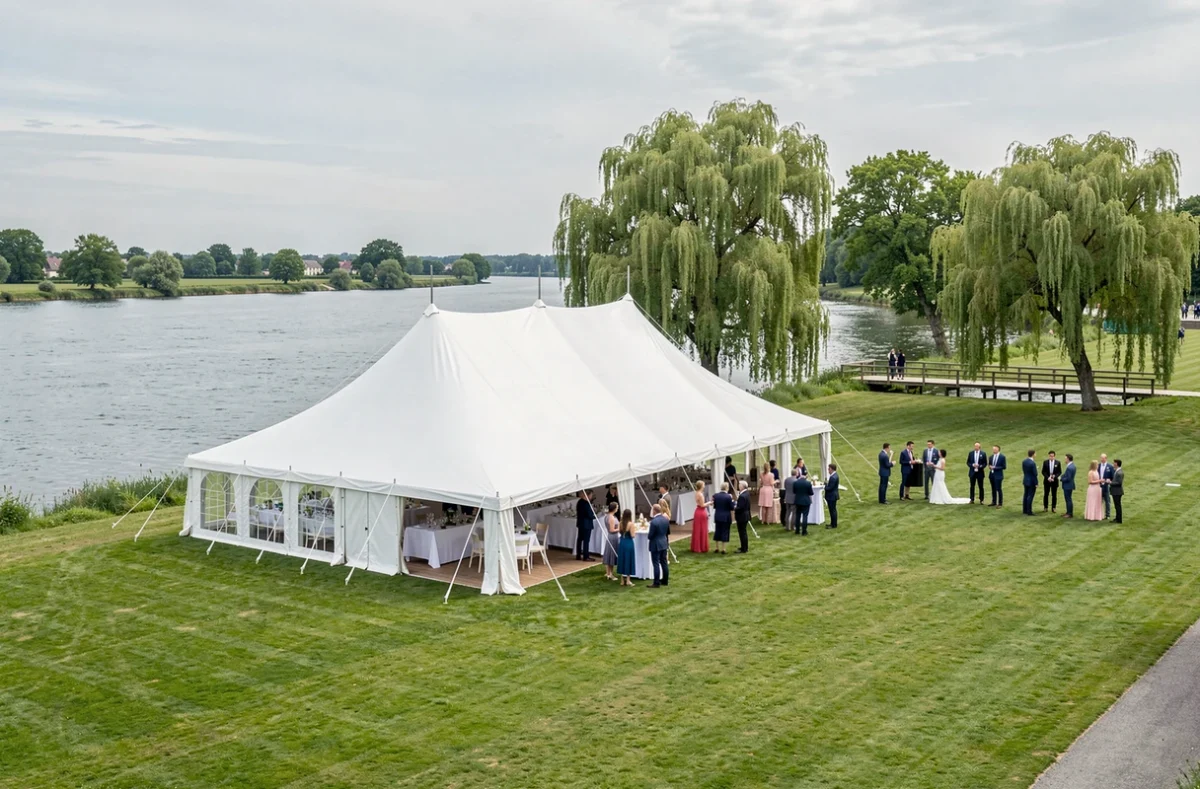 O Parc du Louet, un espace événementiel en bord de rivière avec une grande tente de mariage dressée sur une pelouse verte en Maine-et-Loire