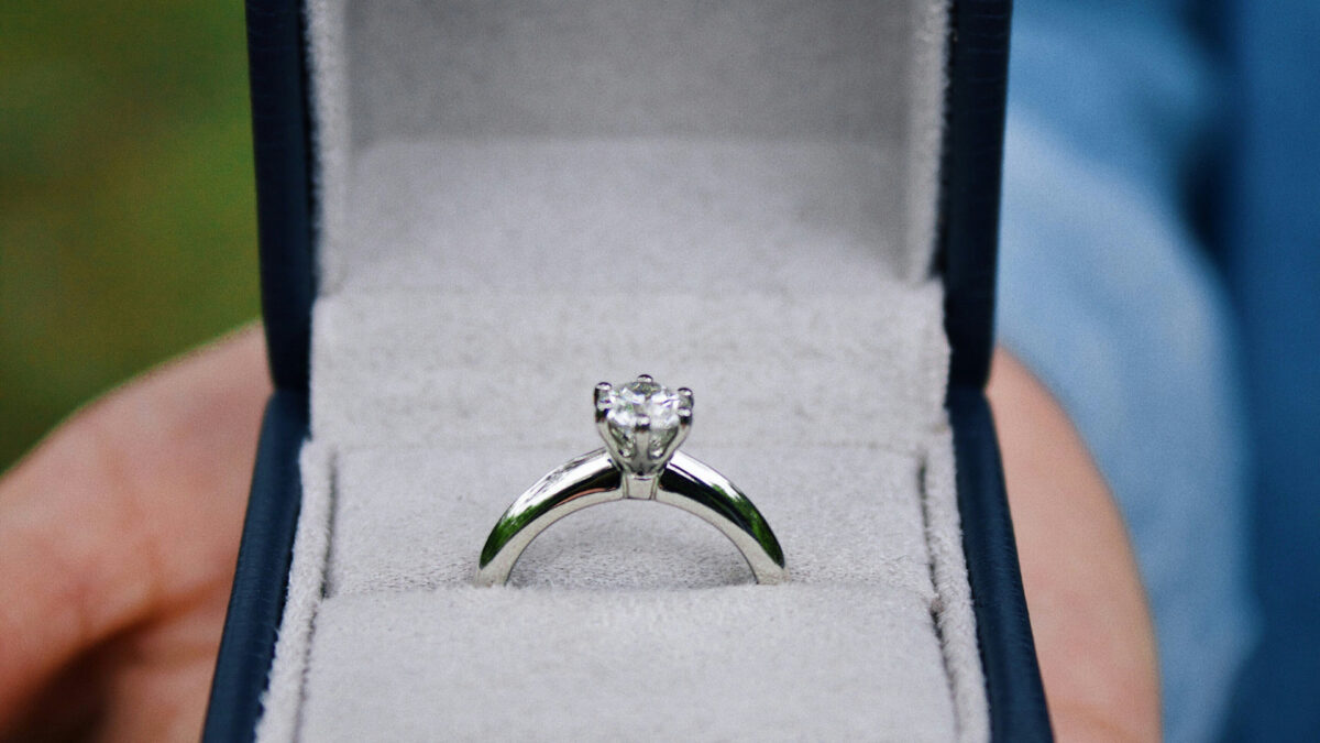 Quelle bague de fiançailles offrir en 2025 ?